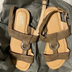 New Market Spruce Ladies sandals size 6